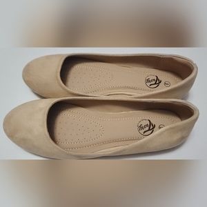 NWOT TRARY BEIGE FLATS